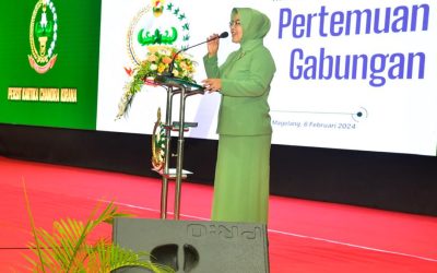 Menyimak Arahan Inspiratif Ibu Ketua Persit Kartika Chandra Kirana Cabang BS Akmil