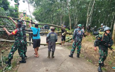 Latihan Pramuka Yudha dalam Membantu Masyarakat Sekitar