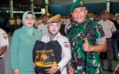 Sentuhan Kemanusiaan: Gubernur Akmil Berikan Tali Asih kepada PNS dan Honorer