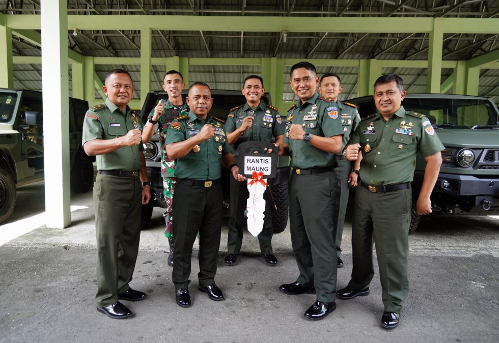 Gubernur Akademi Militer Serahkan Kendaraan Maung untuk Batalyon Taruna