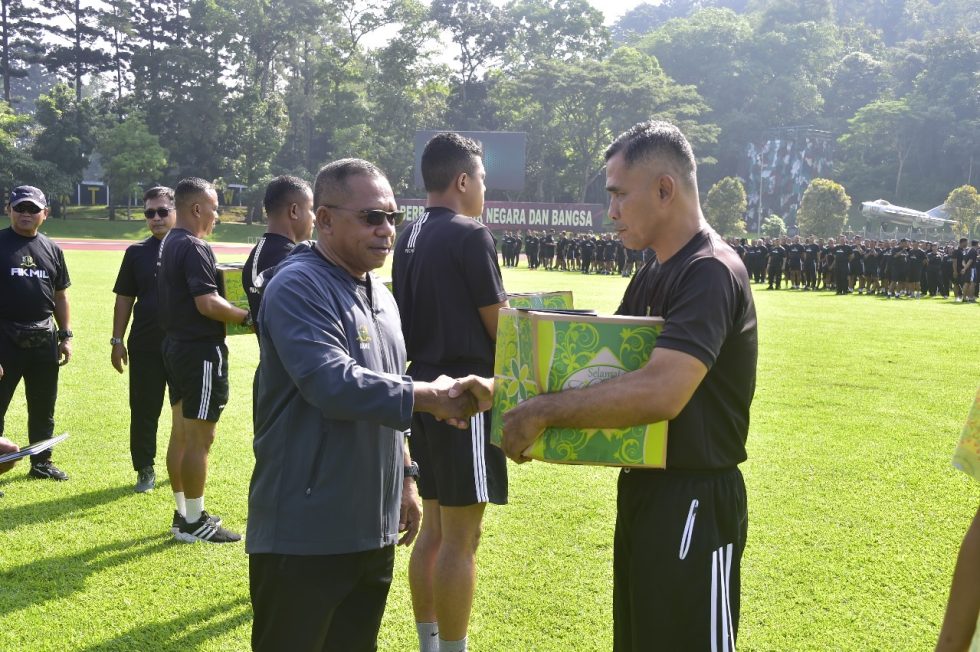 Gubernur Akmil Apresiasi Personel dengan Bingkisan Lebaran