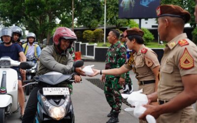 Taruna Akademi Militer Berbagi Takjil Untuk Masyarakat Sekitar