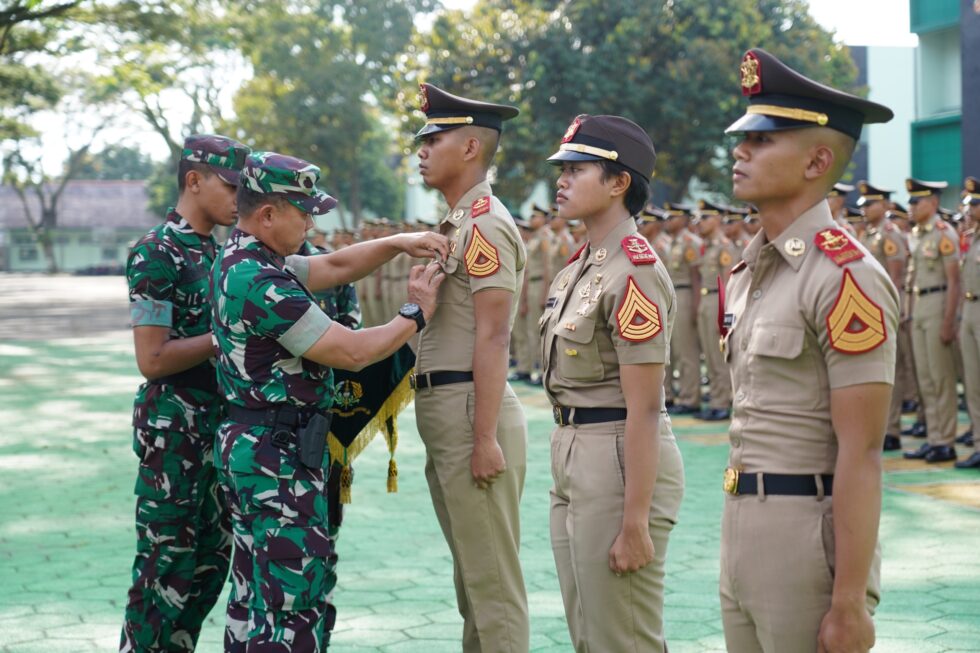 Wagub Akmil Sematkan Brevet Kemahiran Menembak dan Melepas Cuti Taruna