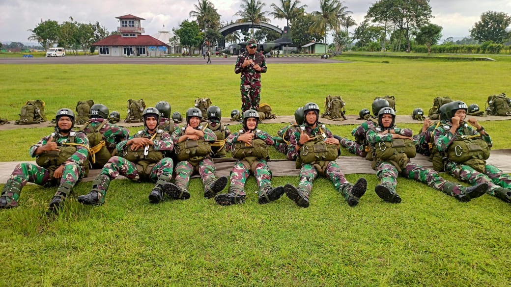 Peninjauan Danyontar Wreda Dalam Latihan Penerjunan Taruna Akademi Militer