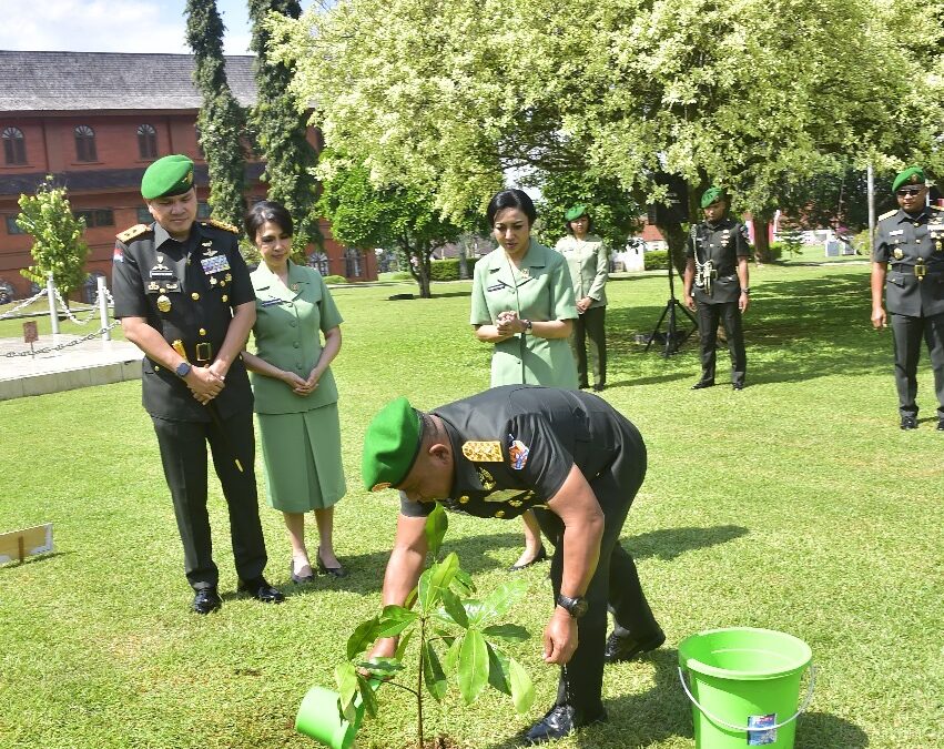 Mayjen TNI Arnold A.P. Ritiauw Laksanakan Penanaman Pohon di Akmil Sebagai Tradisi Perpisahan