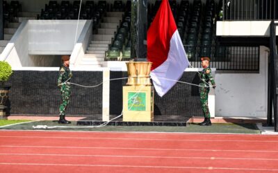 Dirbinjianbang Akmil Pimpin Upacara Bendera Minggu Kedua di Lapangan Sapta Marga