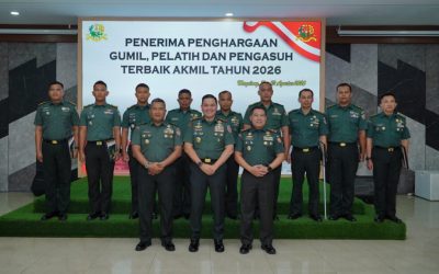 Gubernur Akmil Beri Penghargaan Kepada Gumil, Pelatih, dan Pengasuh Terbaik